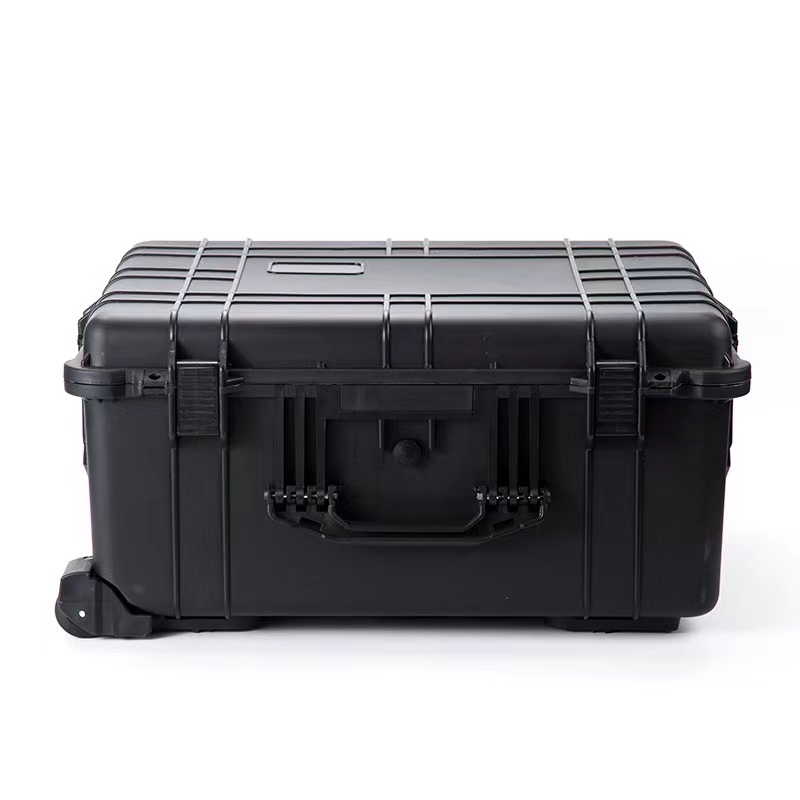 Où vous l’utiliserez compte aussi. Va-t-il faire face à la pluie, à la poussière ou à des choses rudes? Allez pour des constructions étanches et robustes alors. Si vous vous déplacez beaucoup, les boîtiers légers avec sangles ou poignées sont un plus.